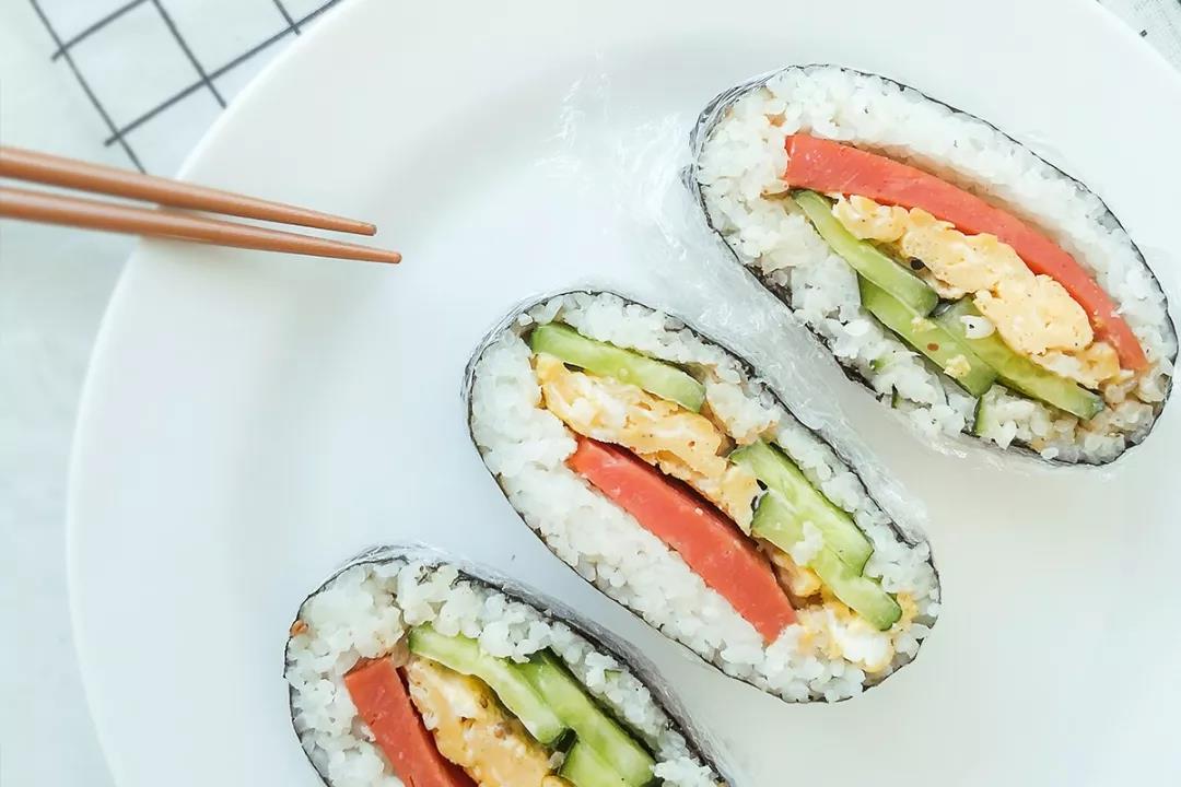 不用捏的日式口袋飯團(tuán)，借用保鮮膜輕松搞定